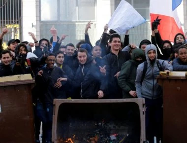 Παρίσι: Προσαγωγές 146 διαδηλωτών έξω από το λύκειο μετά από μια επεισοδιακή νύχτα μεταξύ μαθητών-αστυνομικών
